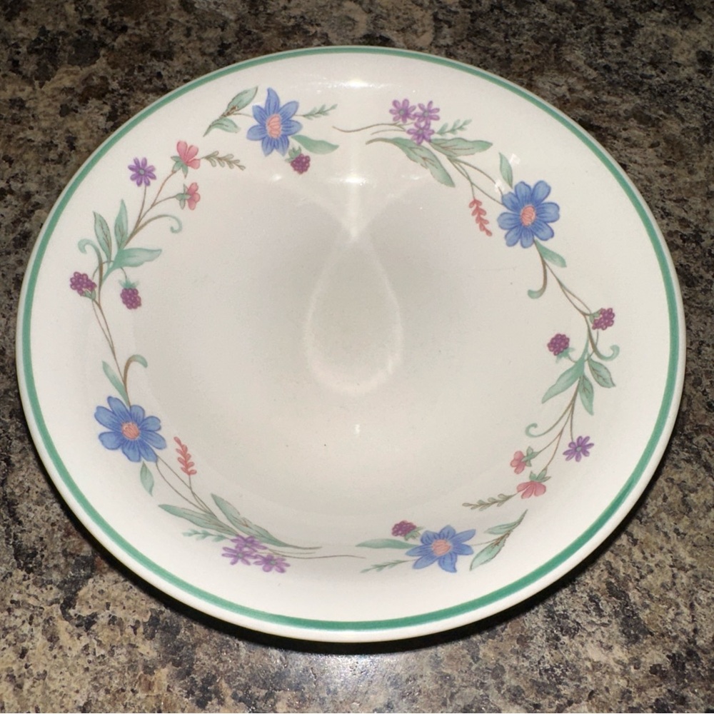 Oneida “Ava” Floral Patterned Bowl 6 1/4”